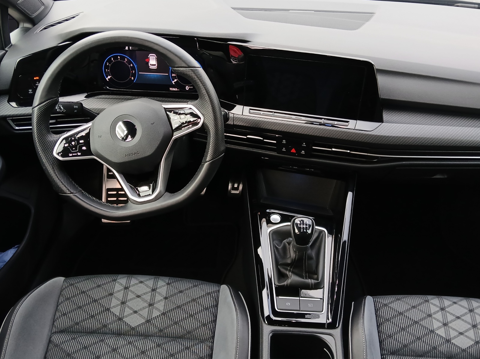 Fahrzeugabbildung Volkswagen Golf VIII Variant TSI R-Line LED AHK Navi AID ACC RFK SH