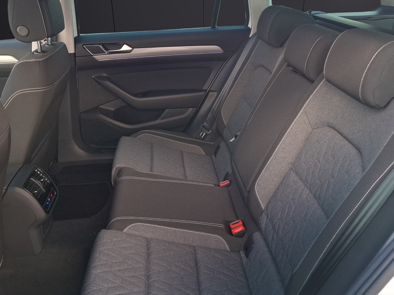 Fahrzeugabbildung Volkswagen Passat Variant TDI Business DSG Matrix Navi AID ACC RFK SH