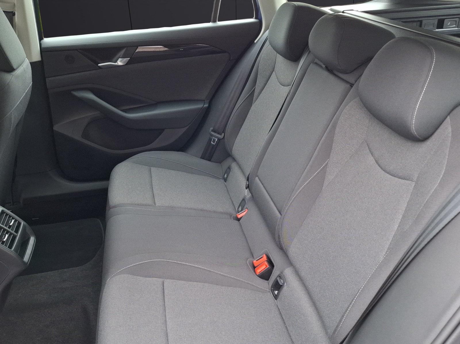 Fahrzeugabbildung Volkswagen Passat Variant eTSI DSG LED CarPlay AID ACC RFK SHZ