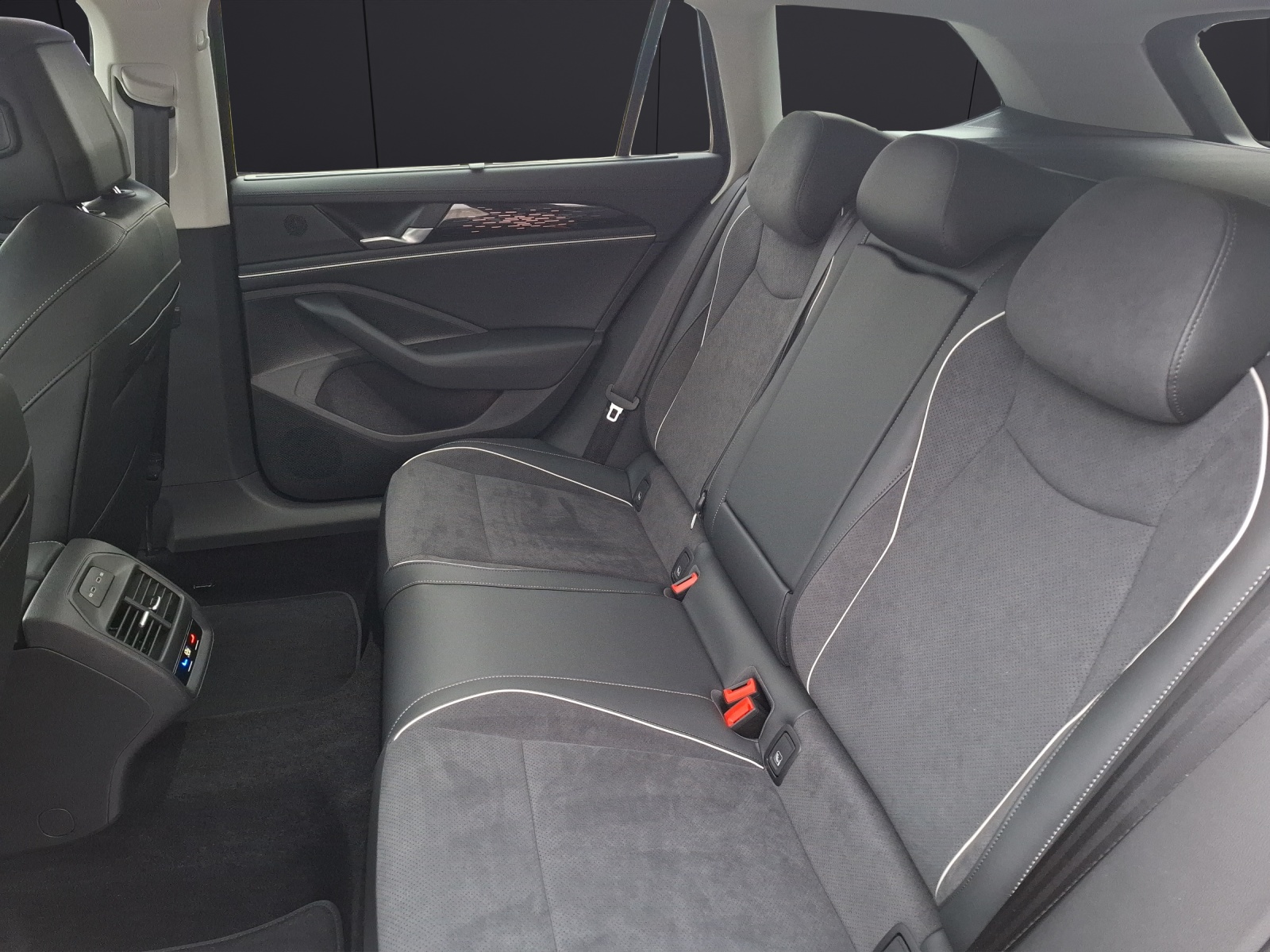 Fahrzeugabbildung Volkswagen Passat Variant TDI Elegance DSG Matrix AHK Navi AID HUD ACC RFK SH