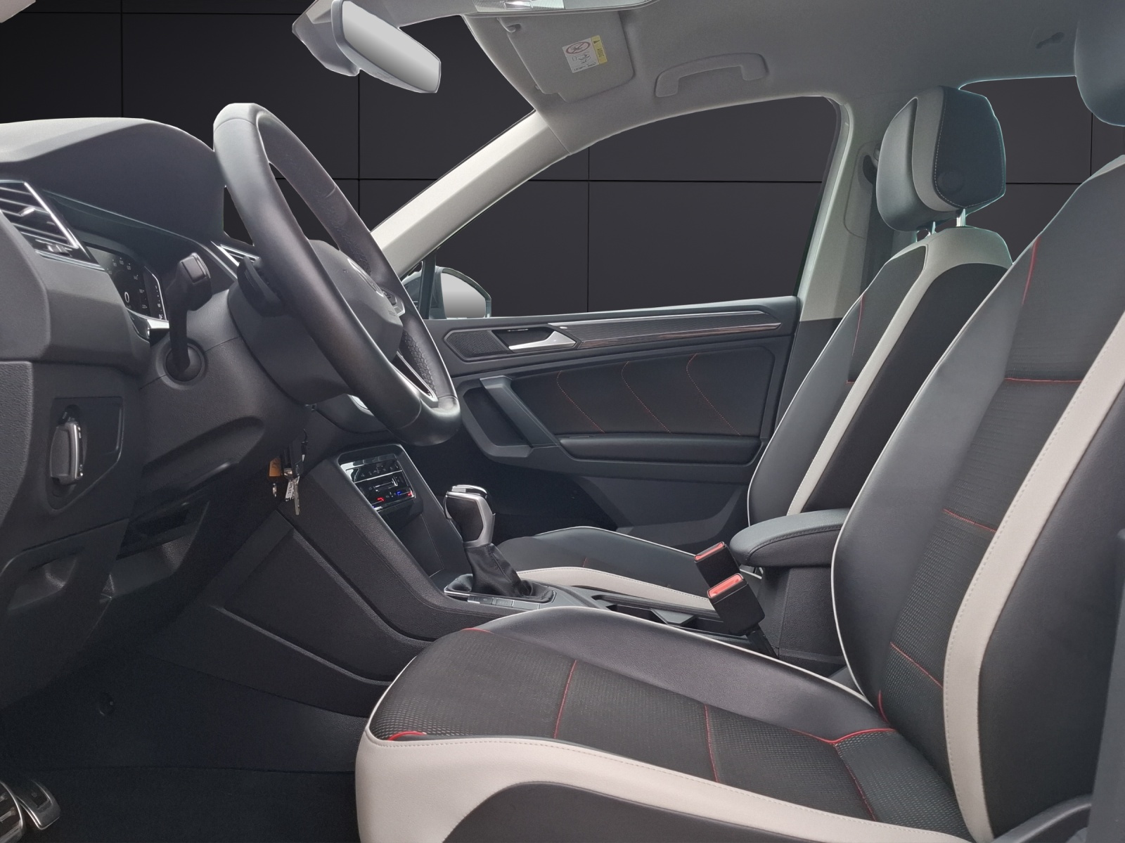 Fahrzeugabbildung Volkswagen Tiguan TDI Urban Sport DSG LED AHK Navi AID ACC SHZ Park-Assist
