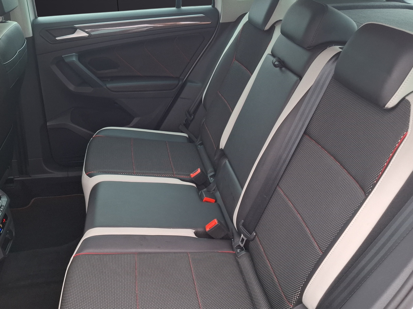 Fahrzeugabbildung Volkswagen Tiguan TDI Urban Sport DSG LED AHK Navi AID ACC SHZ Park-Assist