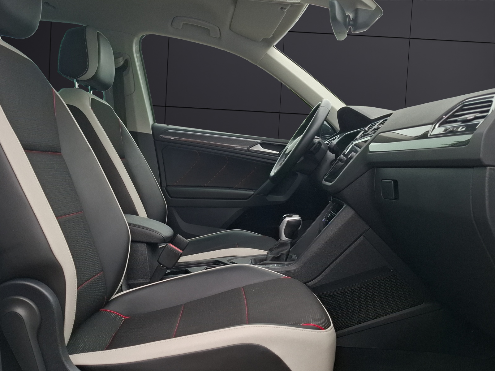 Fahrzeugabbildung Volkswagen Tiguan TDI Urban Sport DSG LED AHK Navi AID ACC SHZ Park-Assist