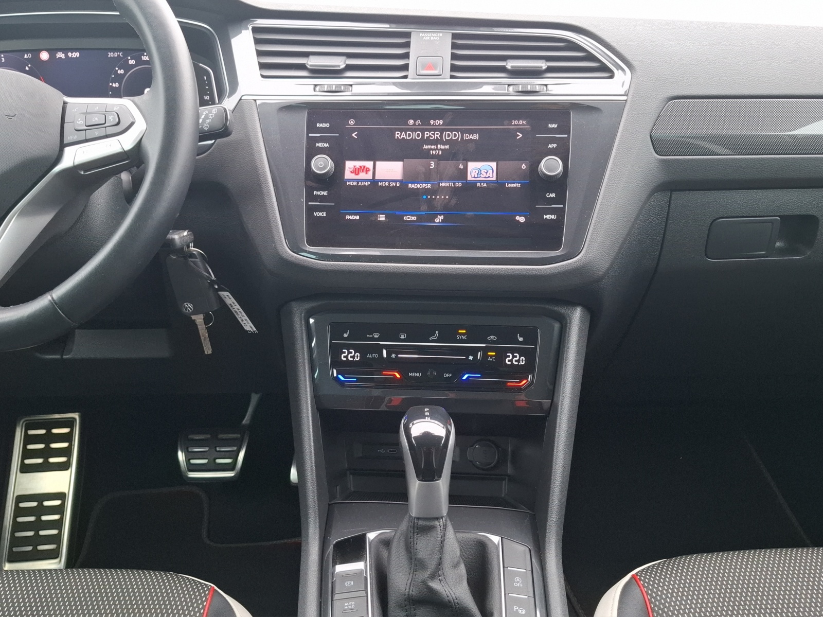Fahrzeugabbildung Volkswagen Tiguan TDI Urban Sport DSG LED AHK Navi AID ACC SHZ Park-Assist