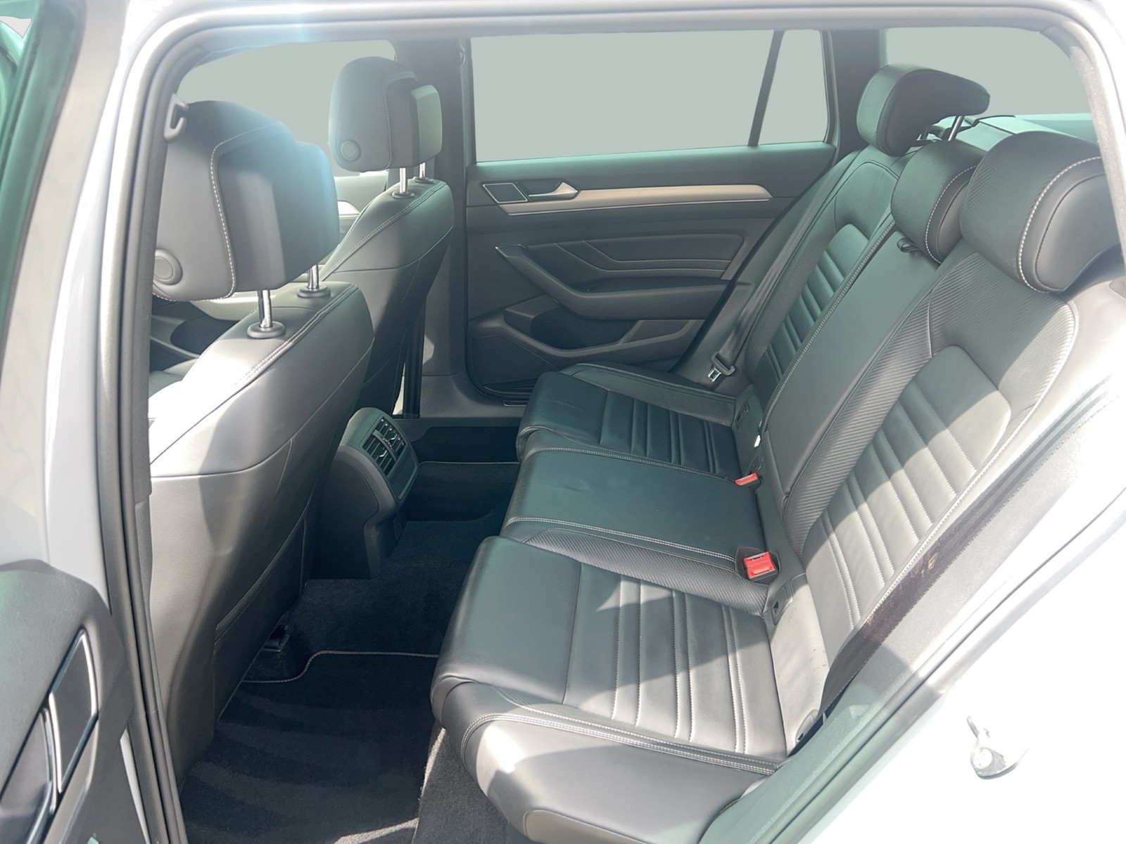 Fahrzeugabbildung Volkswagen Passat Variant TDI Elegance DSG 4M Matrix Navi AID Leder ACC RFK SH 19