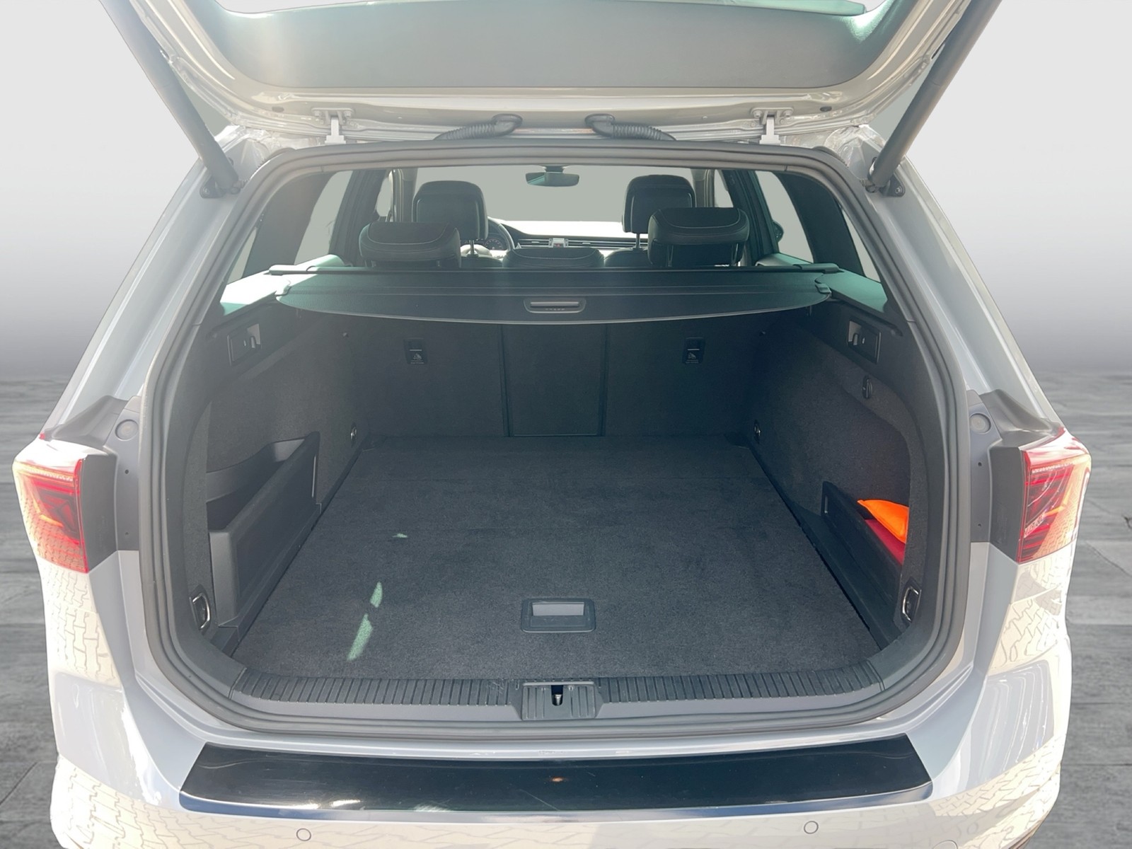 Fahrzeugabbildung Volkswagen Passat Variant TDI Elegance DSG 4M Matrix Navi AID Leder ACC RFK SH 19