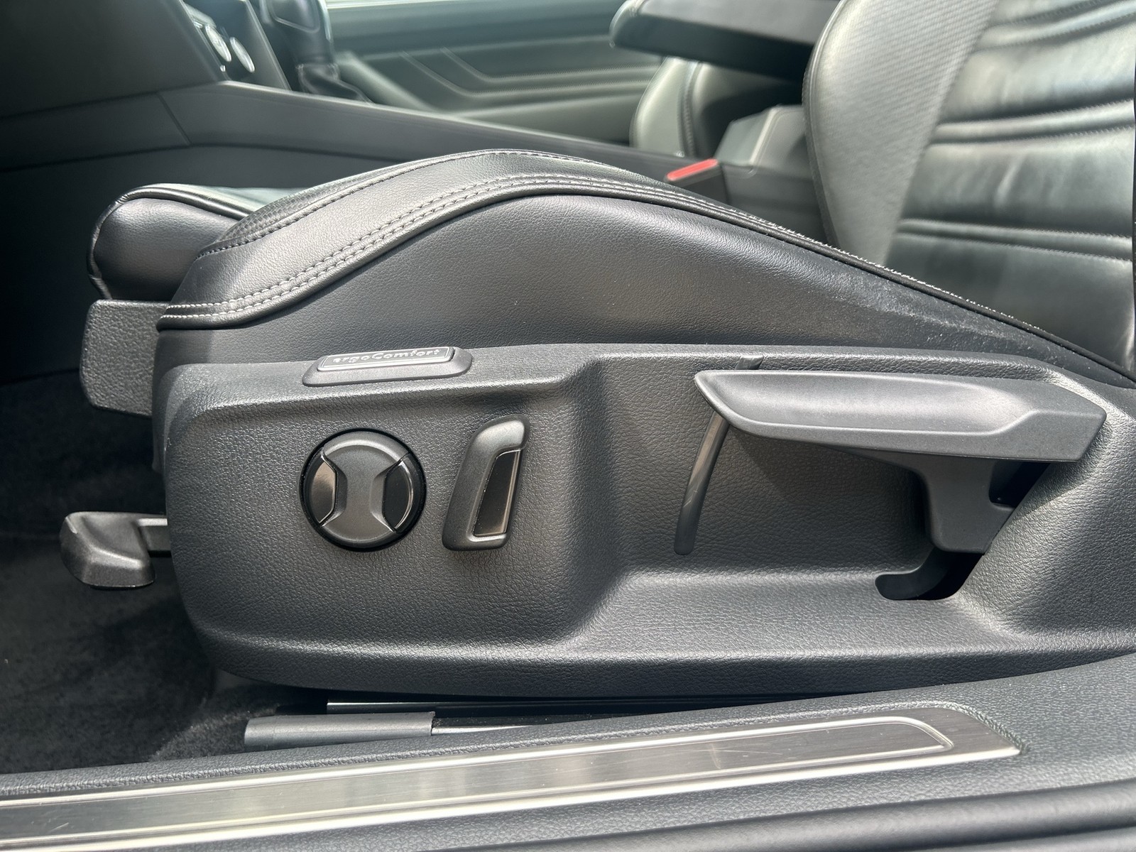 Fahrzeugabbildung Volkswagen Passat Variant TDI Elegance DSG 4M Matrix Navi AID Leder ACC RFK SH 19