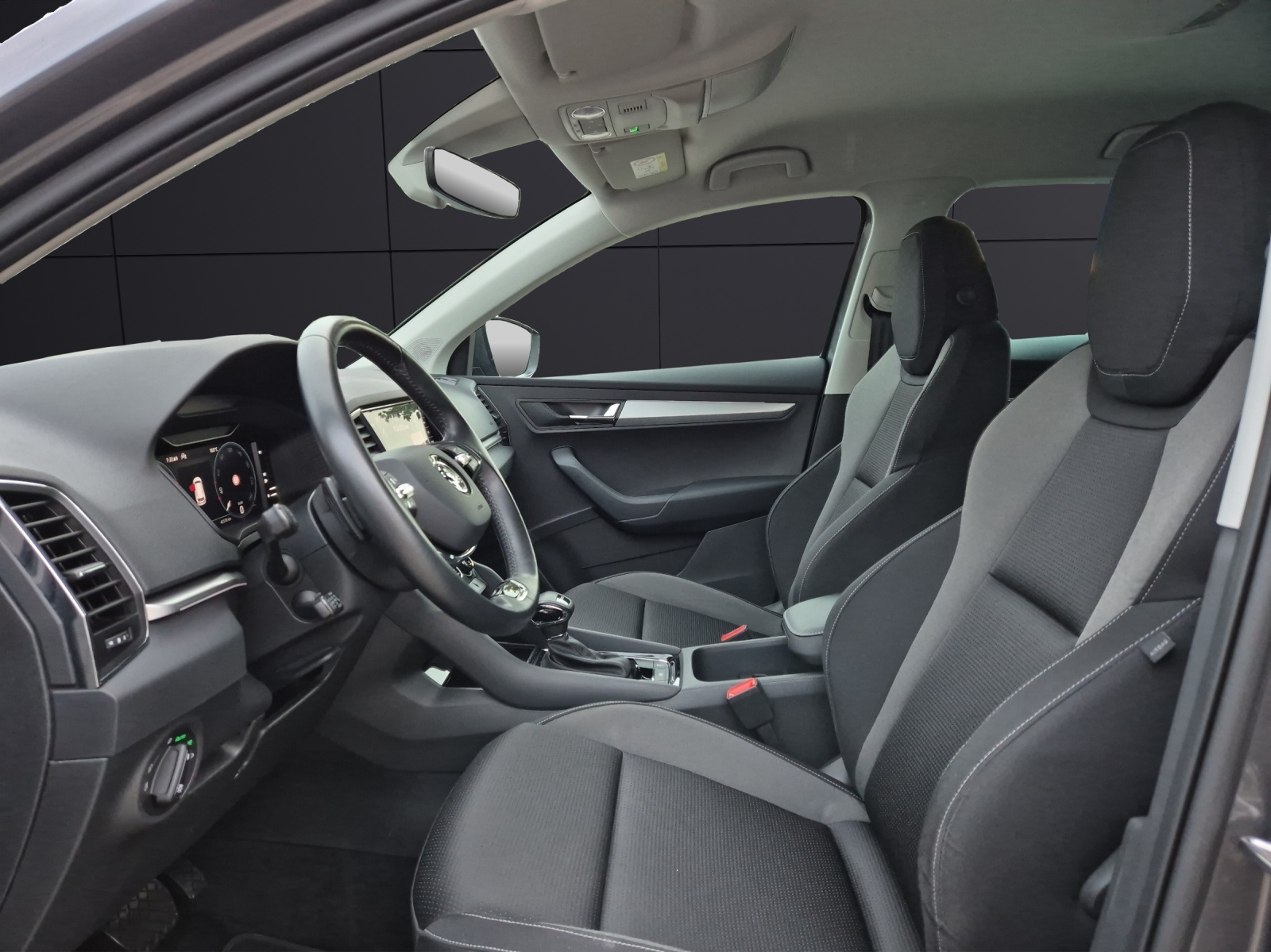 Fahrzeugabbildung SKODA Karoq TSI Tour DSG LED Navi ACC RFK SH