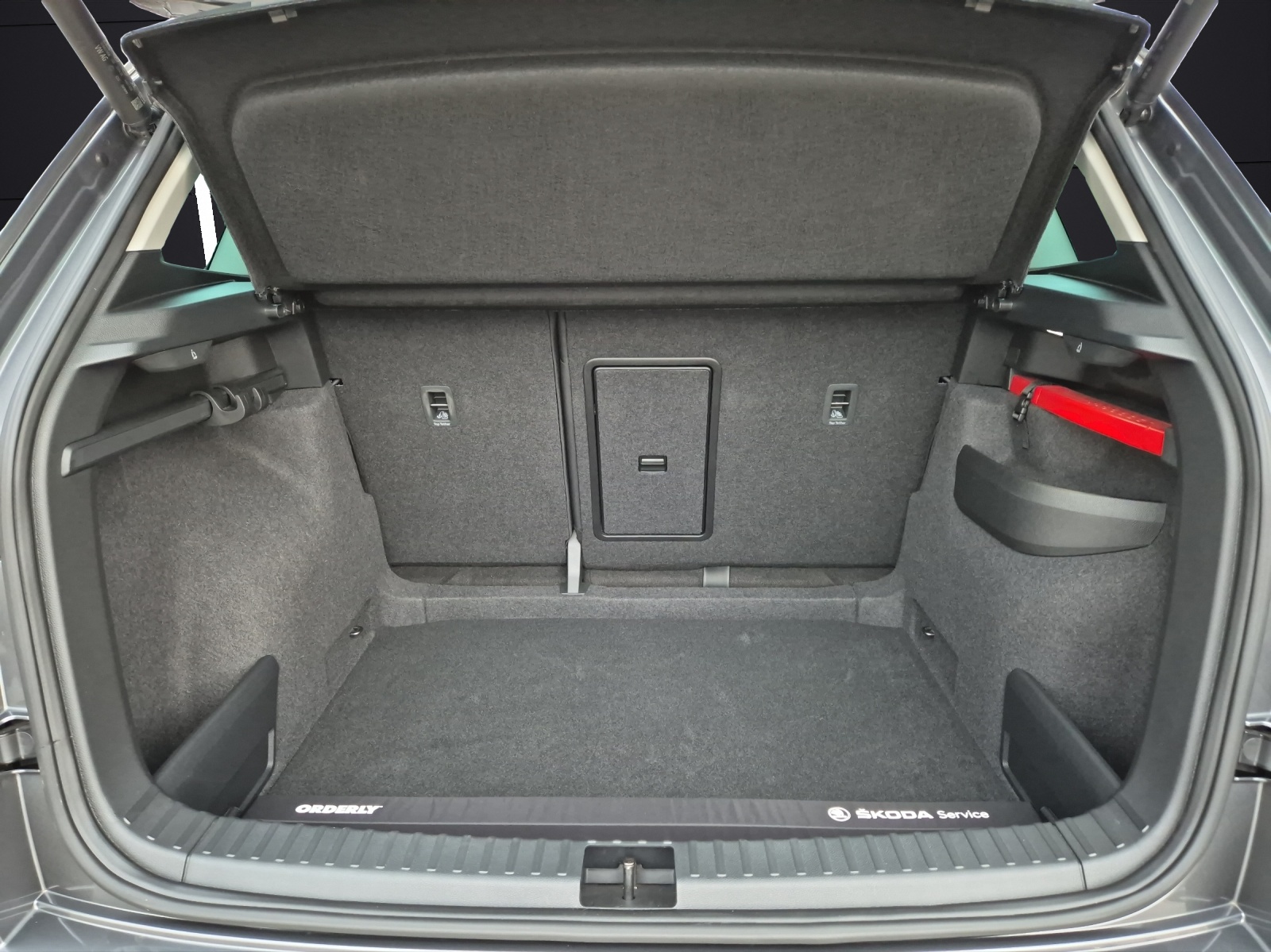 Fahrzeugabbildung SKODA Karoq TSI Tour DSG LED Navi ACC RFK SH
