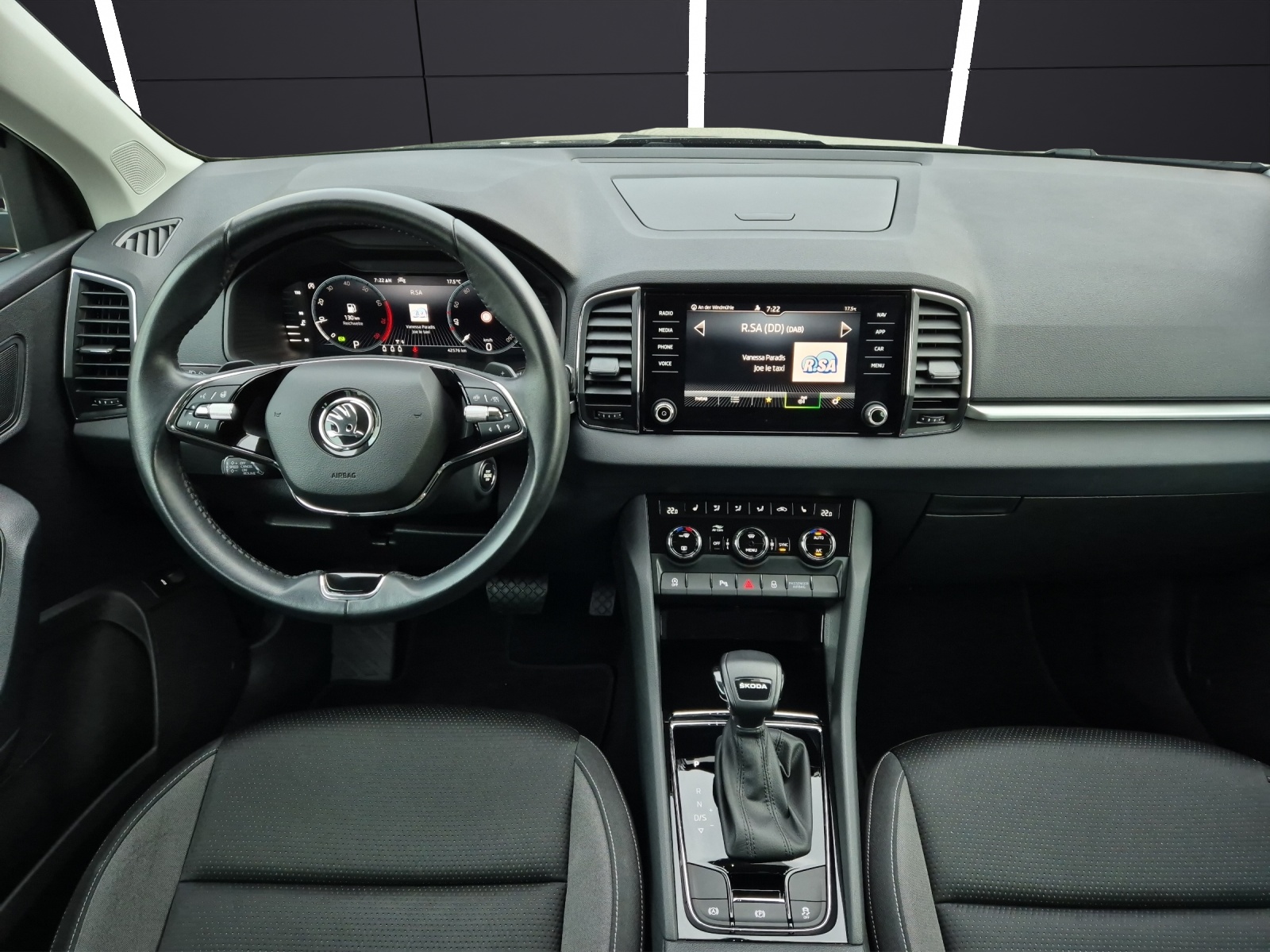 Fahrzeugabbildung SKODA Karoq TSI Tour DSG LED Navi ACC RFK SH