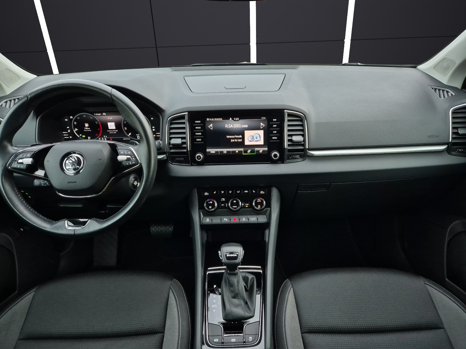 Fahrzeugabbildung SKODA Karoq TSI Tour DSG LED Navi ACC RFK SH
