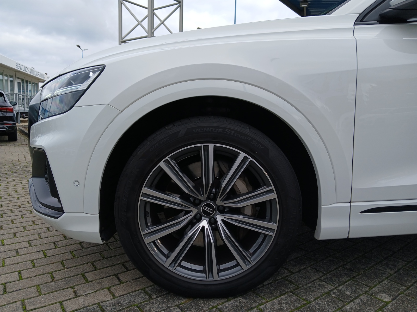 Fahrzeugabbildung Audi Q8 55 TFSI e quattro 2 x S line LED LUFT NAVI 21