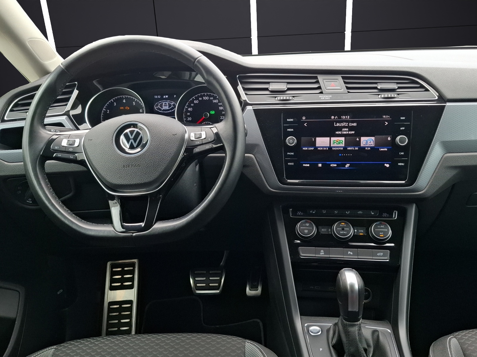 Fahrzeugabbildung Volkswagen Touran TSI Active DSG LED AHK Navi ACC SHZ PDC