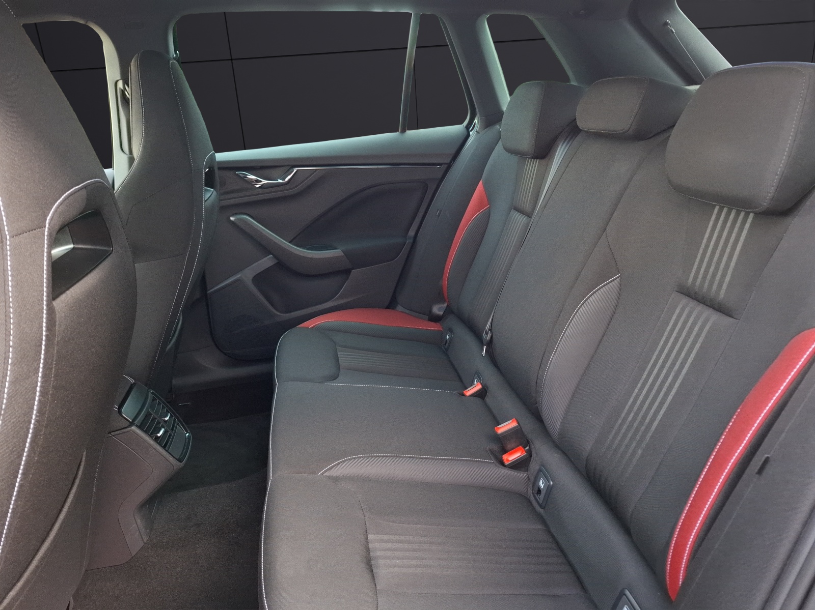 Fahrzeugabbildung SKODA Kamiq TSI Monte-Carlo LED Navi AID Pano ACC PDC SH 18