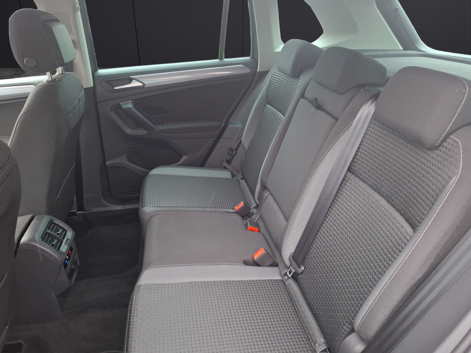 Fahrzeugabbildung Volkswagen Tiguan TSI Active LED Navi ACC PDC SH