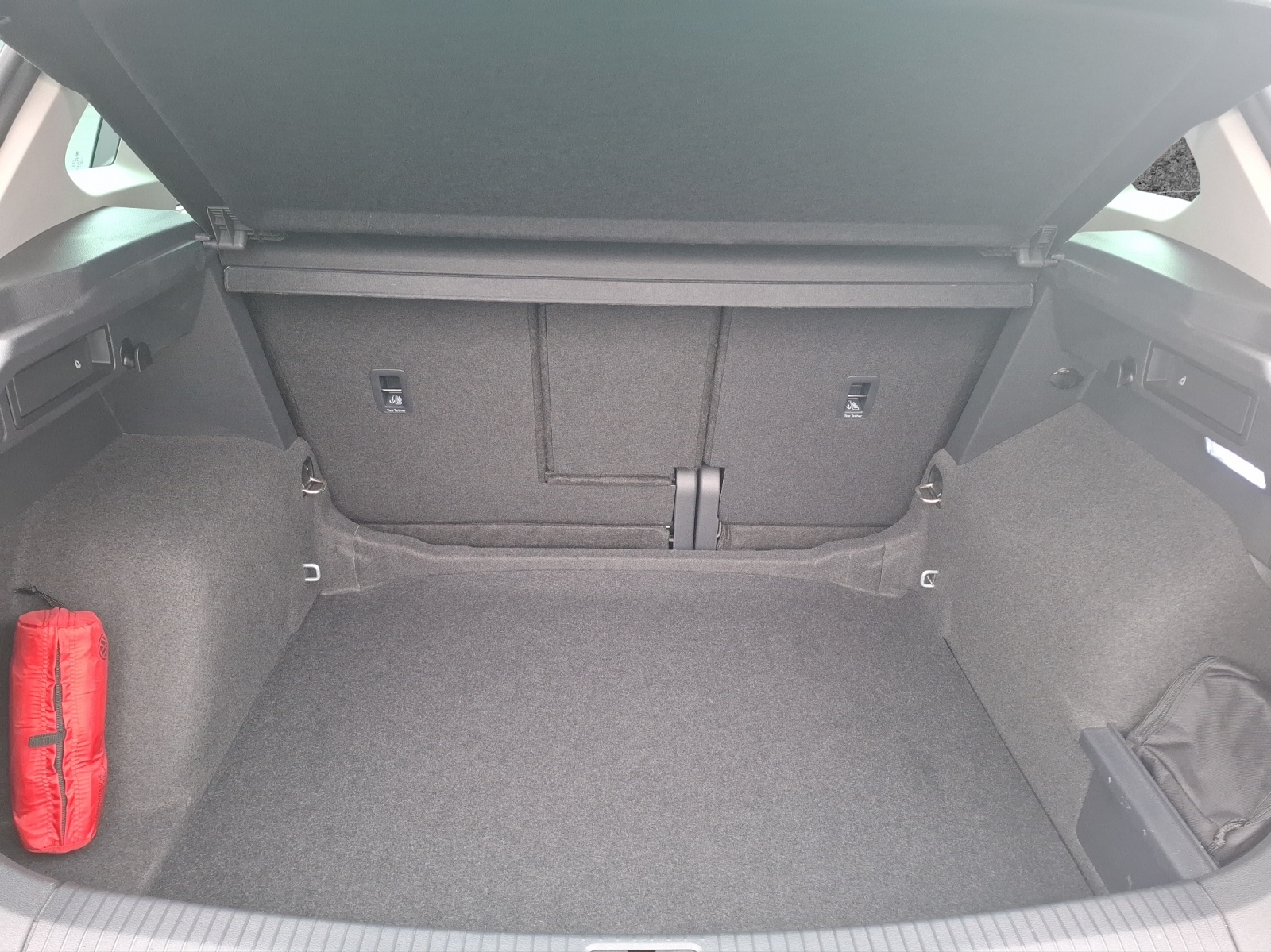 Fahrzeugabbildung Volkswagen Tiguan TSI Active LED Navi ACC PDC SH