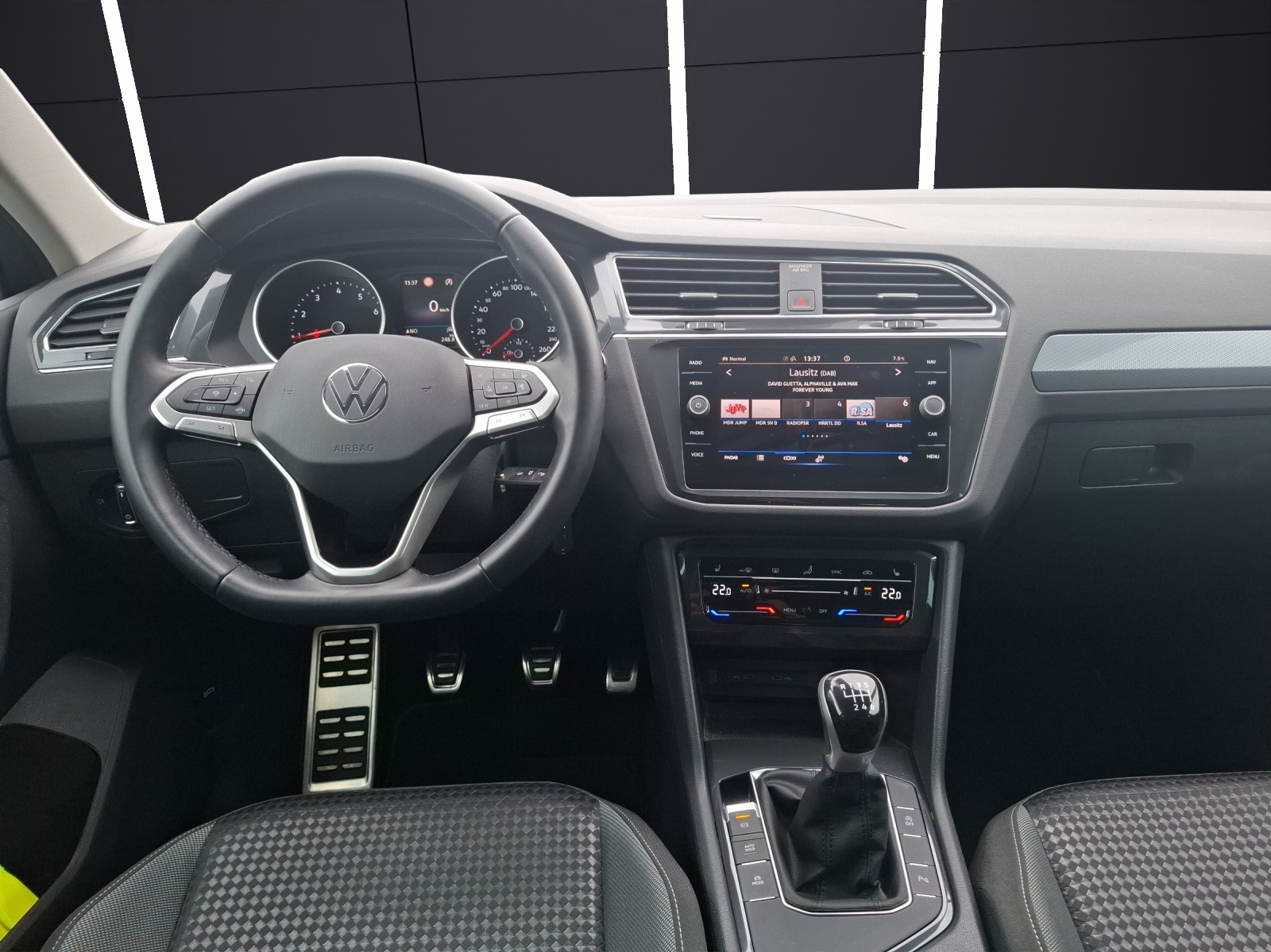 Fahrzeugabbildung Volkswagen Tiguan TSI Active LED Navi ACC PDC SH