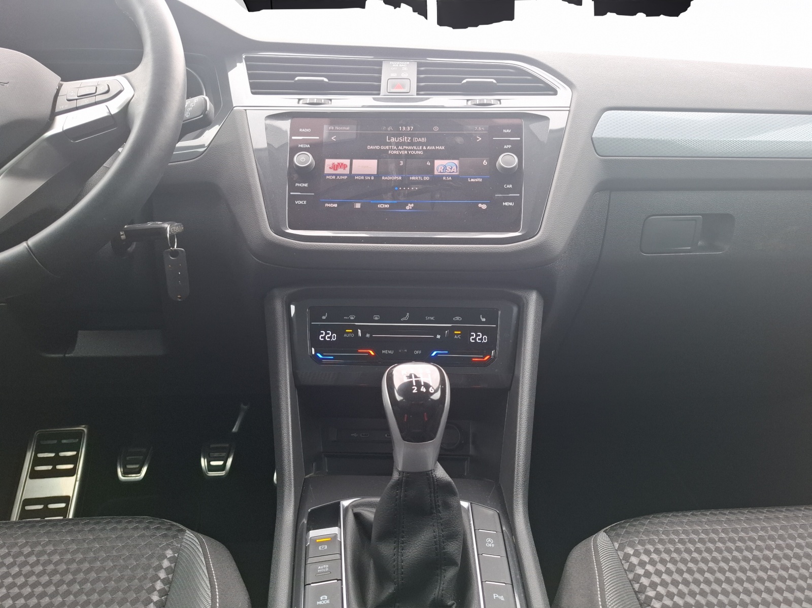 Fahrzeugabbildung Volkswagen Tiguan TSI Active LED Navi ACC PDC SH