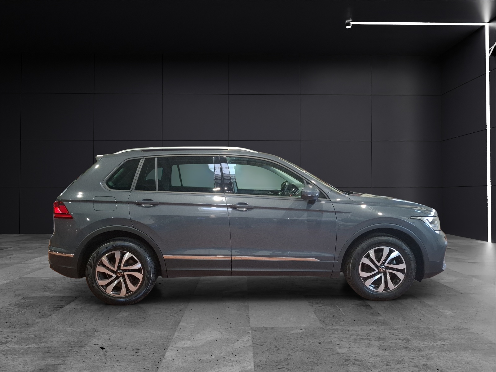 Fahrzeugabbildung Volkswagen Tiguan TSI Active LED Navi ACC PDC SH