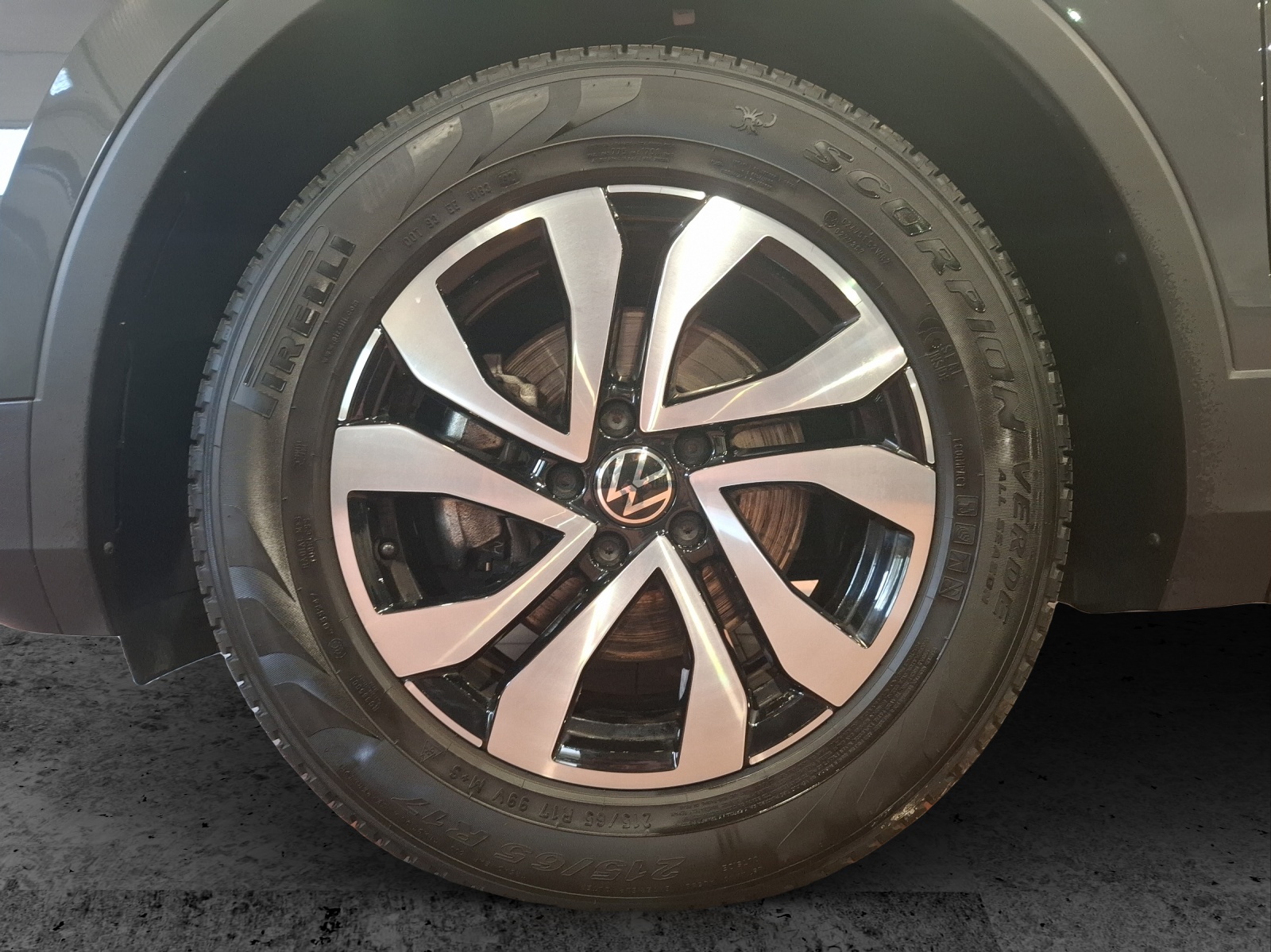 Fahrzeugabbildung Volkswagen Tiguan TSI Active LED Navi ACC PDC SH