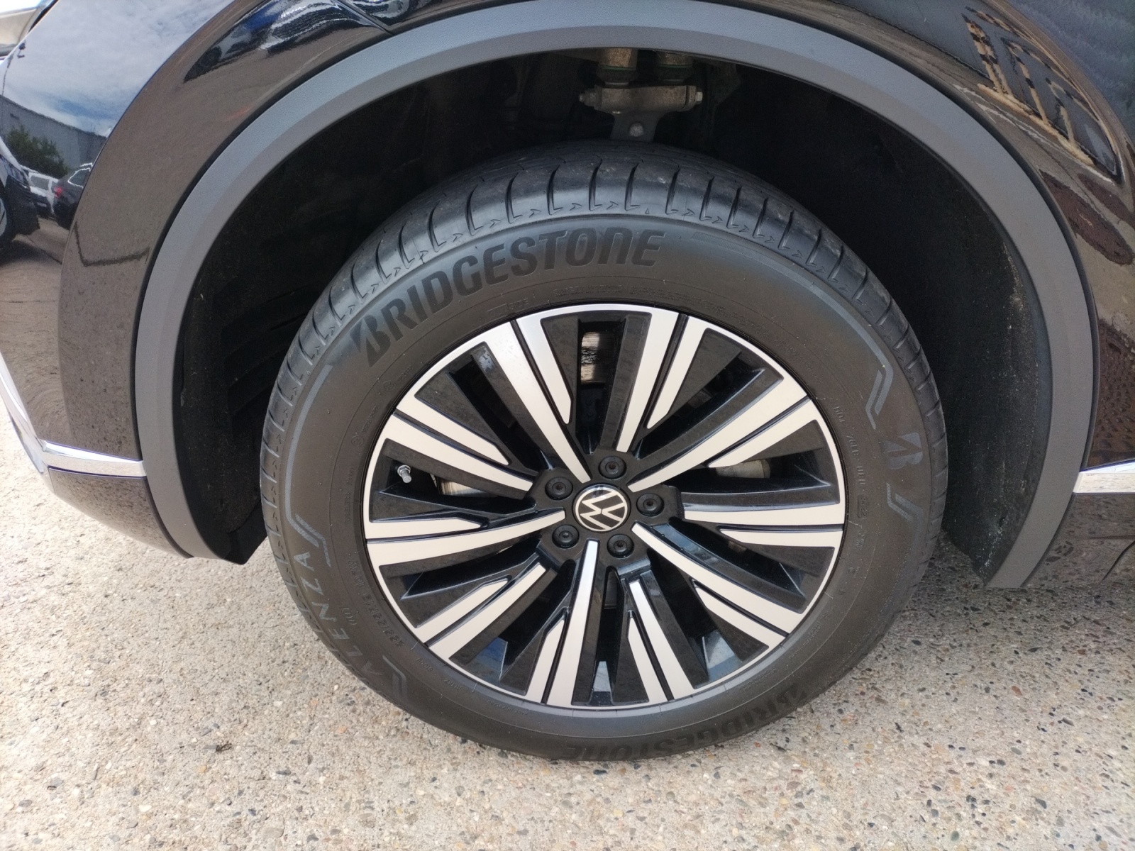 Fahrzeugabbildung Volkswagen Touareg Elegance 4M eHybrid LED PANO AHK SHZ PDC Navi