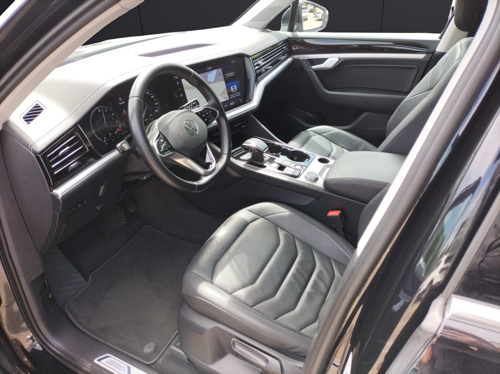 Fahrzeugabbildung Volkswagen Touareg Elegance 4M eHybrid LED PANO AHK SHZ PDC Navi