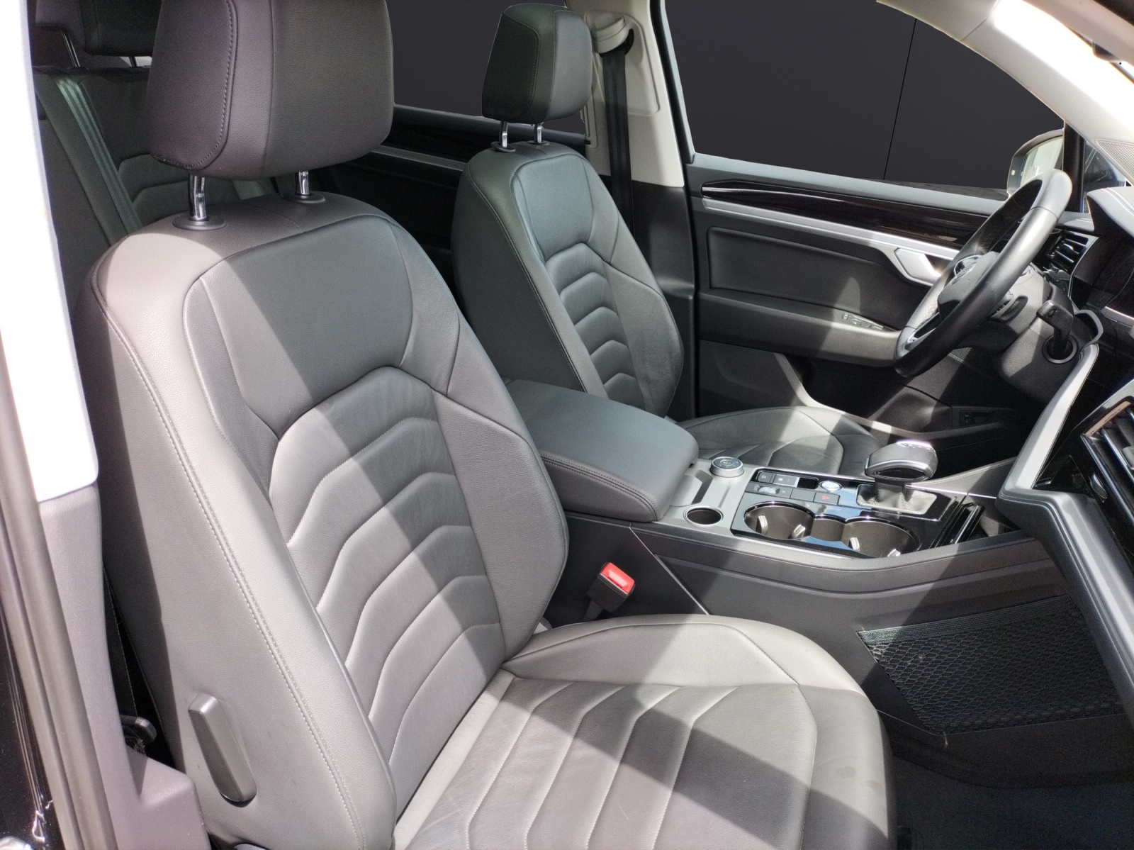 Fahrzeugabbildung Volkswagen Touareg Elegance 4M eHybrid LED PANO AHK SHZ PDC Navi
