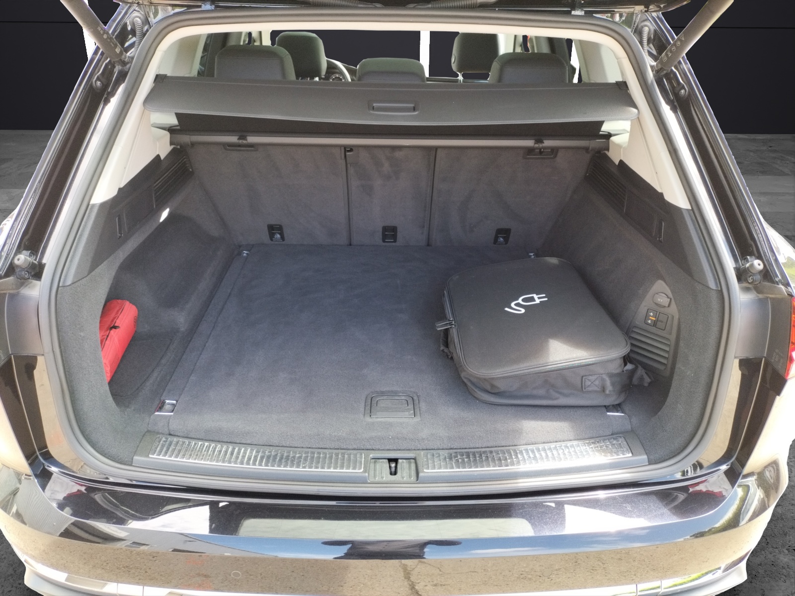 Fahrzeugabbildung Volkswagen Touareg Elegance 4M eHybrid LED PANO AHK SHZ PDC Navi