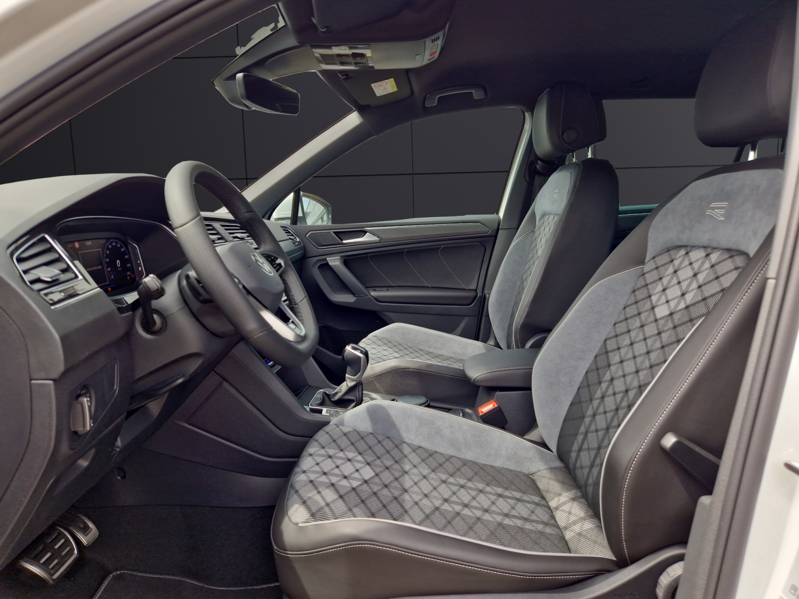 Fahrzeugabbildung Volkswagen Tiguan TDI DSG R-Line MATRIX ACC AHK 19