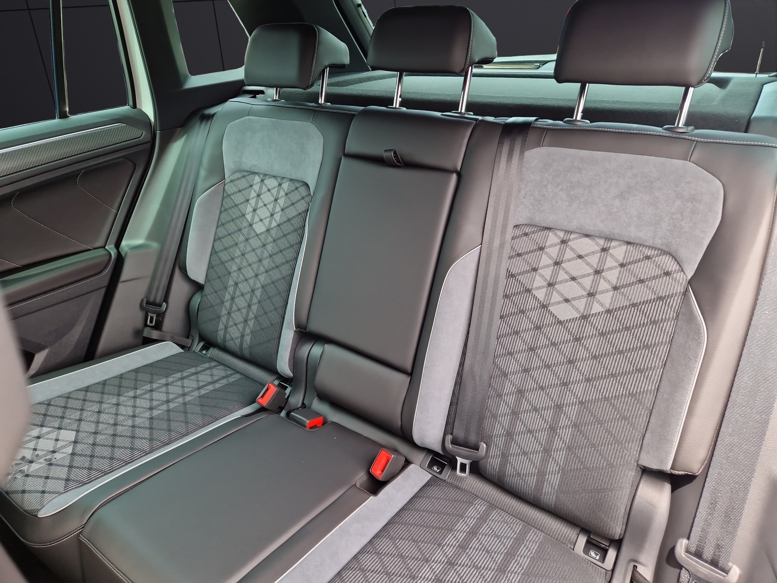 Fahrzeugabbildung Volkswagen Tiguan TDI DSG R-Line MATRIX ACC AHK 19