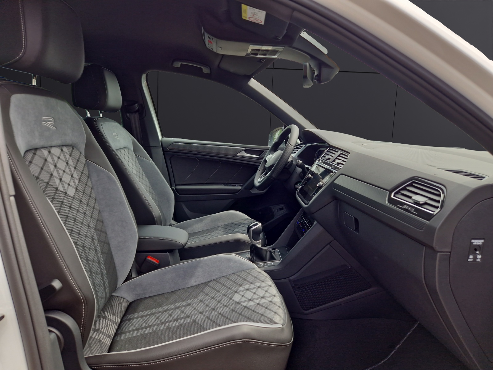 Fahrzeugabbildung Volkswagen Tiguan TDI DSG R-Line MATRIX ACC AHK 19