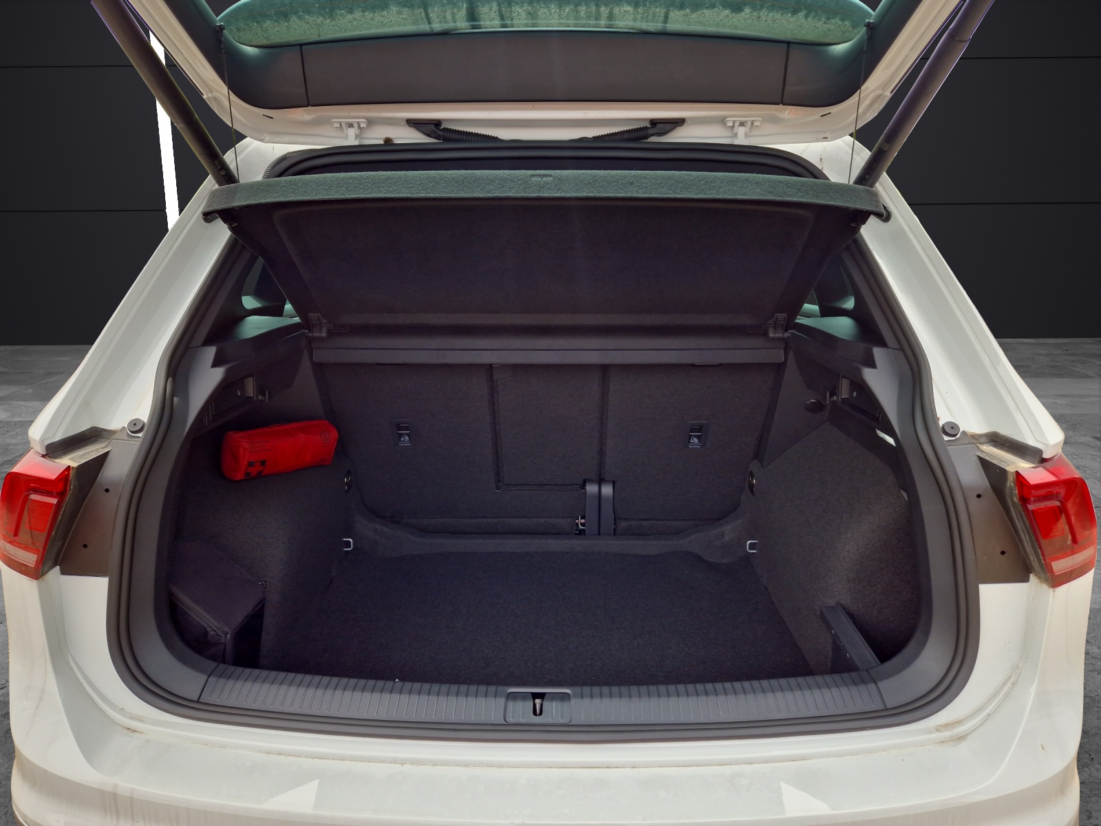 Fahrzeugabbildung Volkswagen Tiguan TDI DSG R-Line MATRIX ACC AHK 19