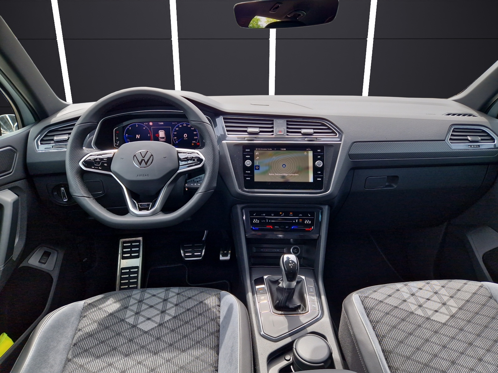 Fahrzeugabbildung Volkswagen Tiguan TDI DSG R-Line MATRIX ACC AHK 19