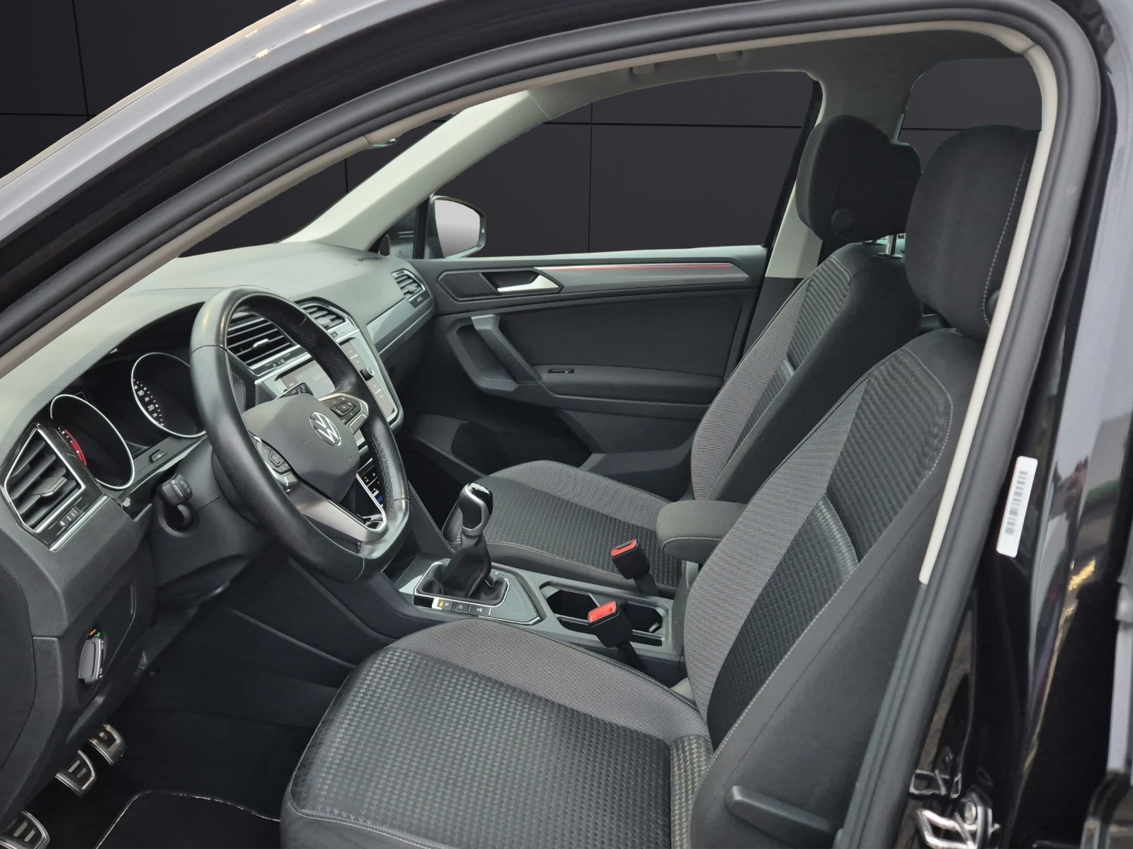 Fahrzeugabbildung Volkswagen Tiguan Active LED Navi ACC RFK SH LM