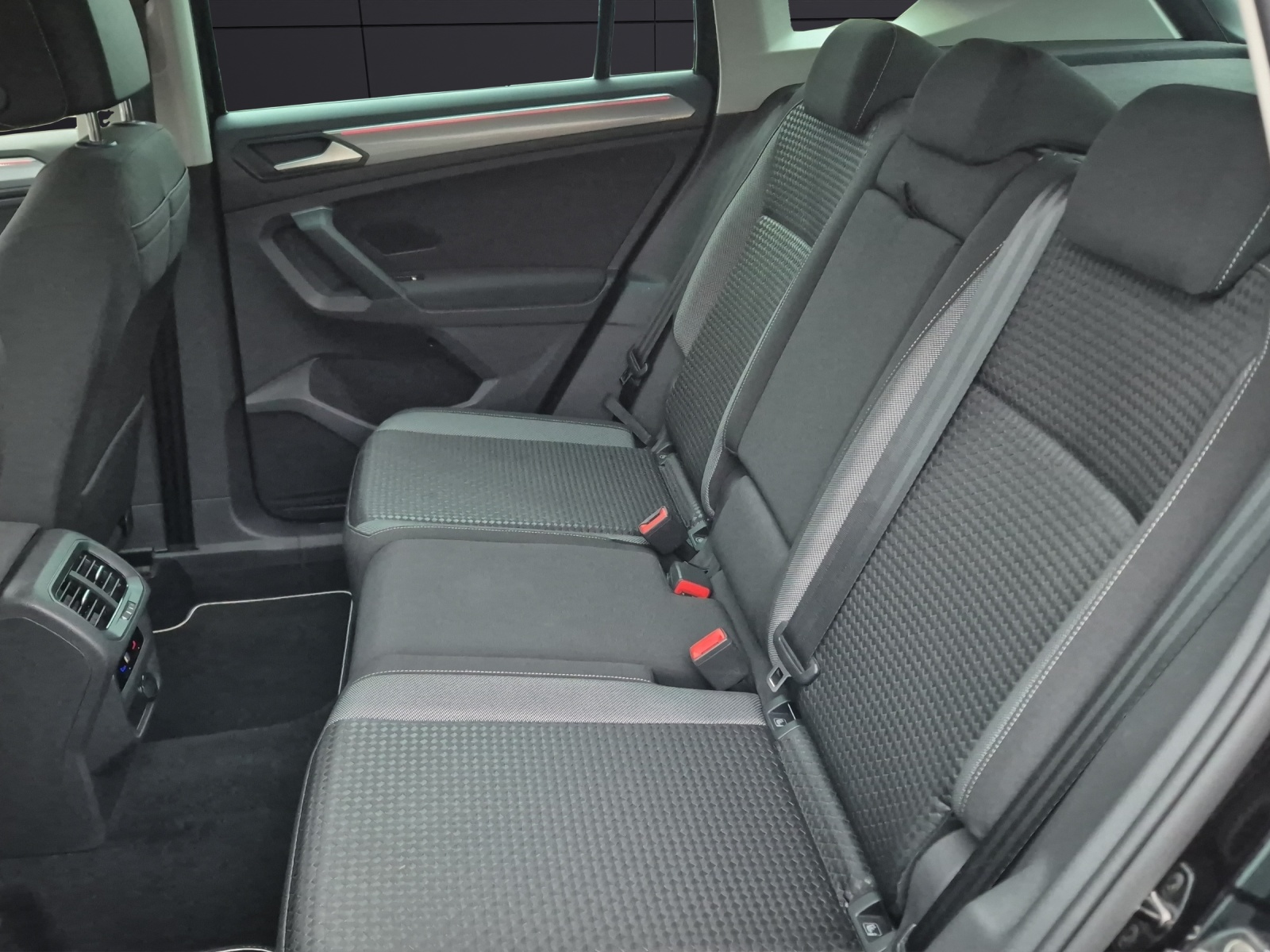 Fahrzeugabbildung Volkswagen Tiguan Active LED Navi ACC RFK SH LM