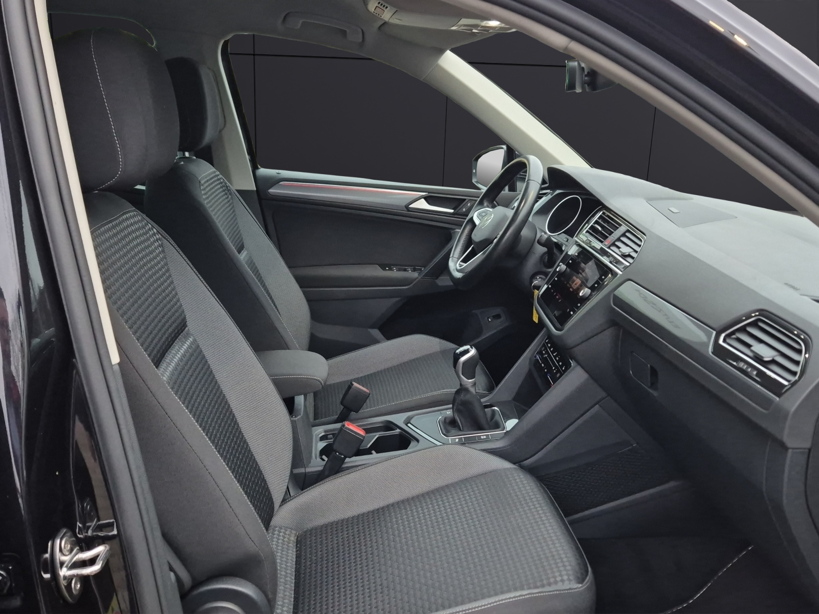 Fahrzeugabbildung Volkswagen Tiguan Active LED Navi ACC RFK SH LM