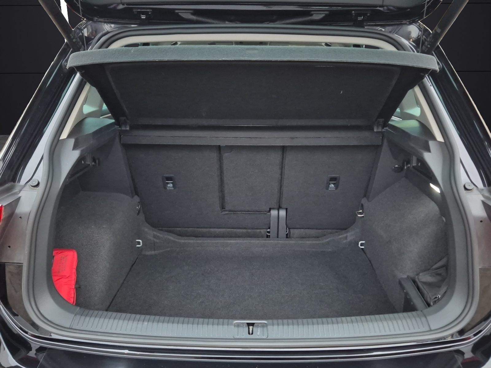 Fahrzeugabbildung Volkswagen Tiguan Active LED Navi ACC RFK SH LM