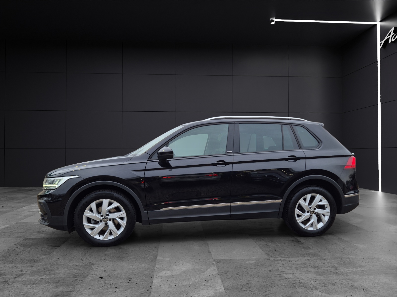 Fahrzeugabbildung Volkswagen Tiguan Active LED Navi ACC RFK SH LM