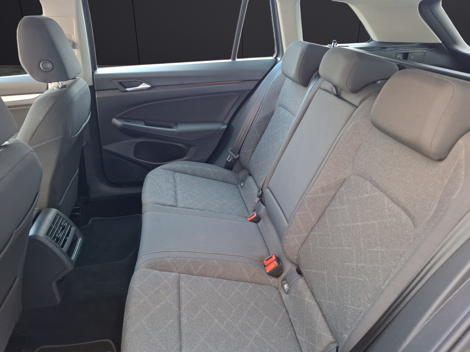 Fahrzeugabbildung Volkswagen Golf VIII Variant eTSI Life DSG LED AHK Navi AID ACC PDC SH