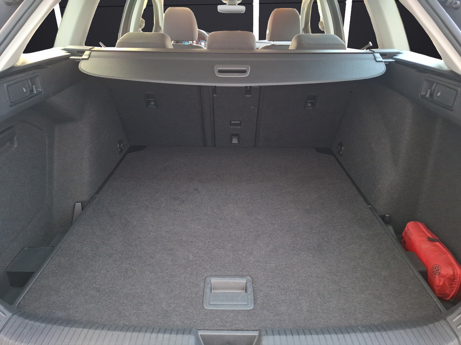 Fahrzeugabbildung Volkswagen Golf VIII Variant eTSI Life DSG LED AHK Navi AID ACC PDC SH