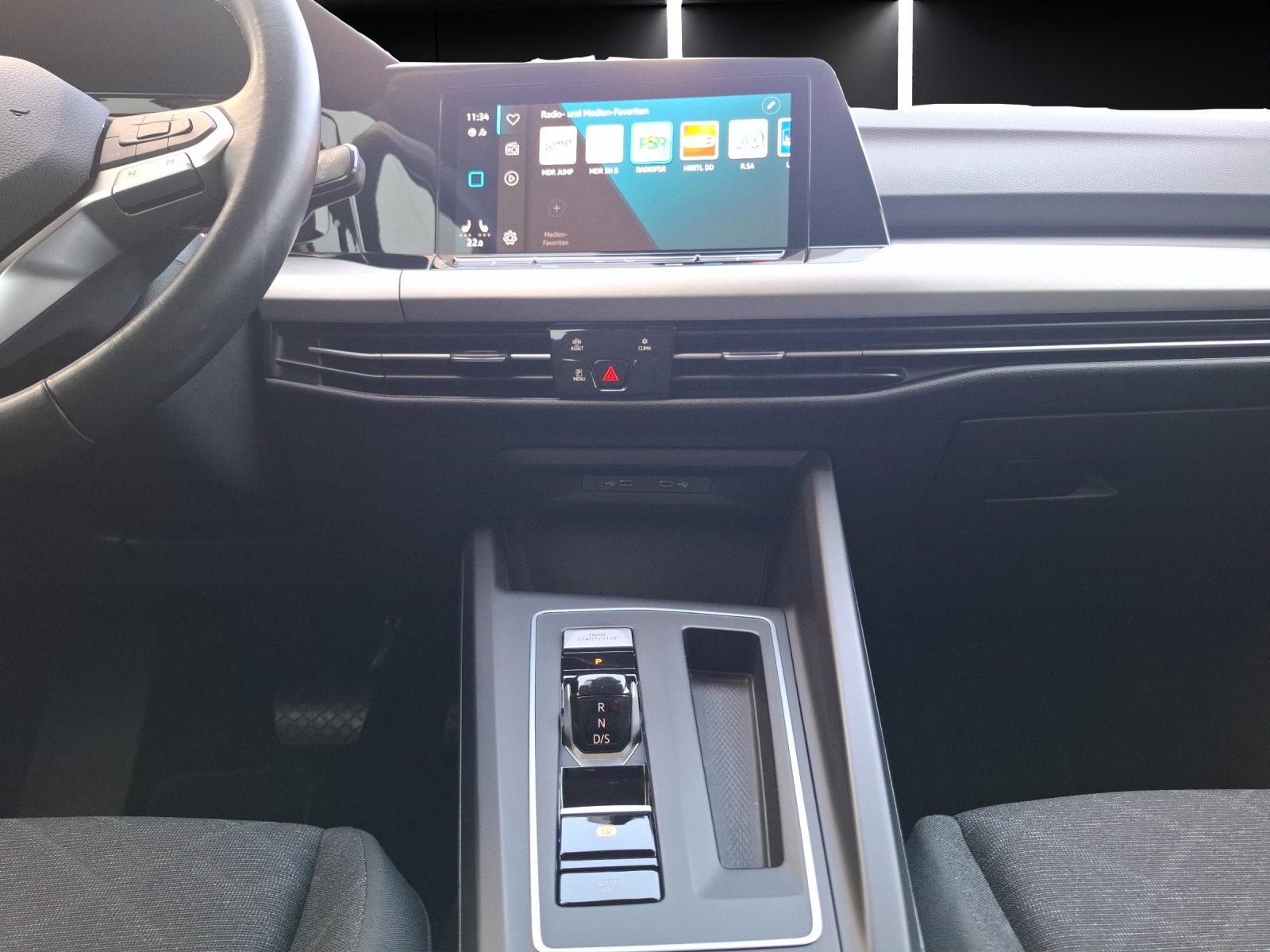 Fahrzeugabbildung Volkswagen Golf VIII Variant eTSI Life DSG LED AHK Navi AID ACC PDC SH