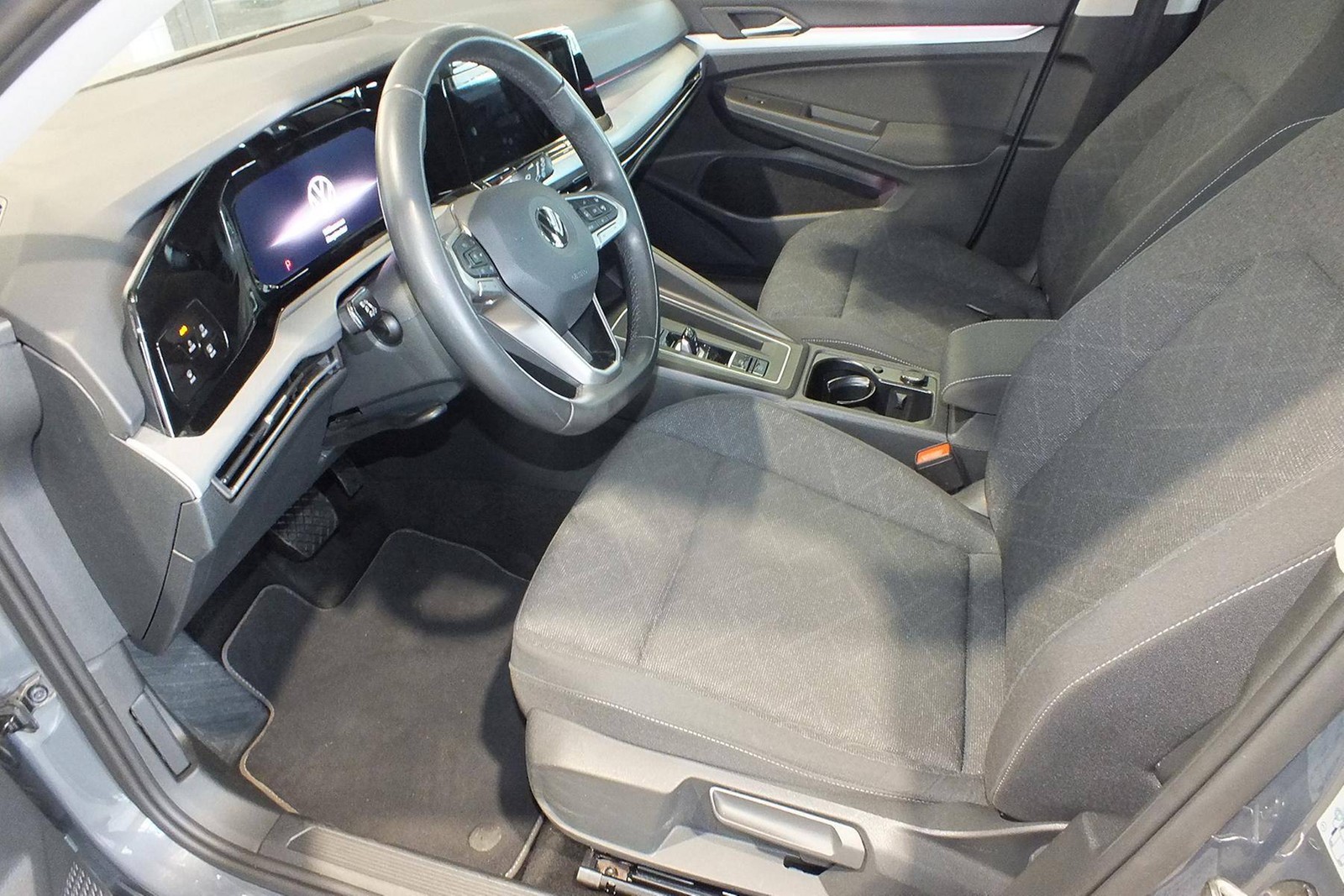 Fahrzeugabbildung Volkswagen Golf VIII Variant eTSI Life DSG LED AHK Navi AID ACC PDC SH