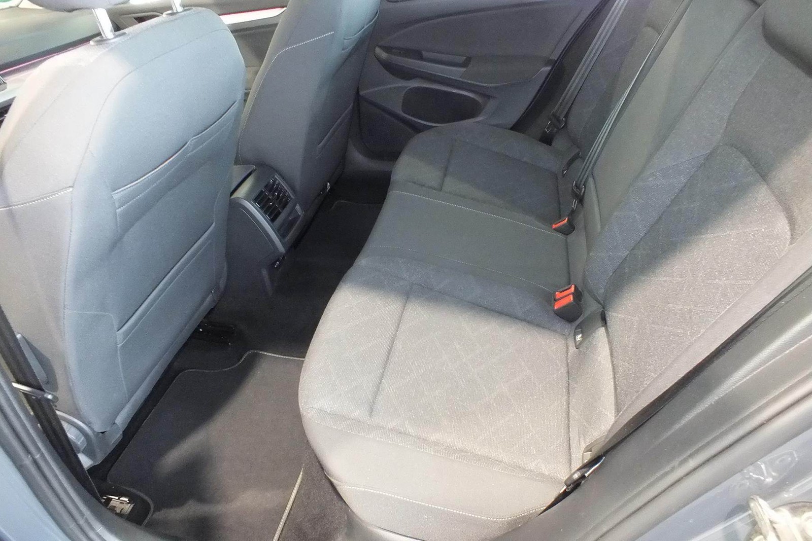 Fahrzeugabbildung Volkswagen Golf VIII Variant eTSI Life DSG LED AHK Navi AID ACC PDC SH