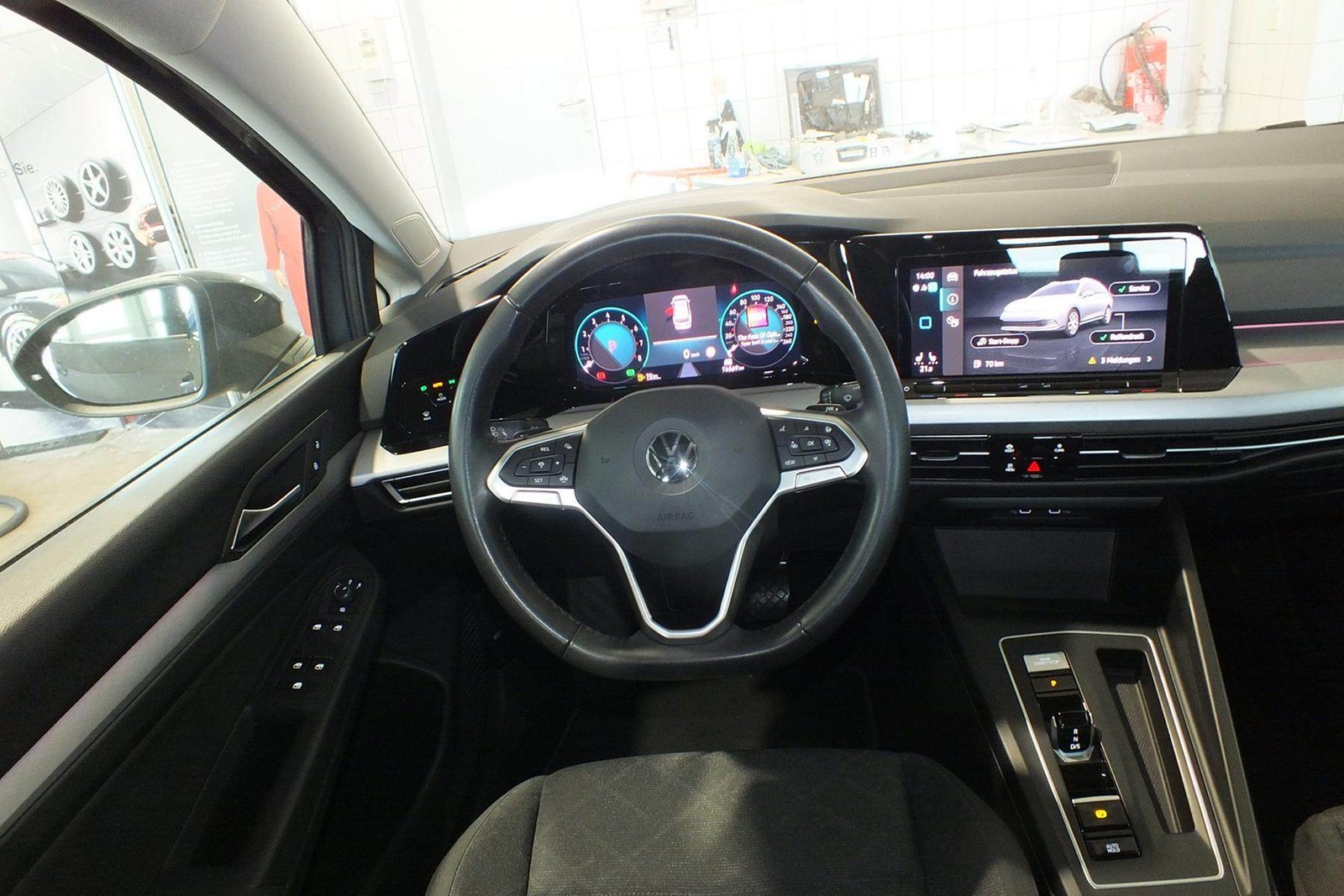 Fahrzeugabbildung Volkswagen Golf VIII Variant eTSI Life DSG LED AHK Navi AID ACC PDC SH