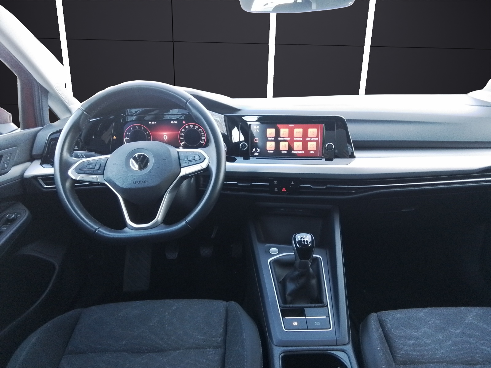 Fahrzeugabbildung Volkswagen Golf VIII TSI Life LED ACC AID NAVI PDC SHZ LM