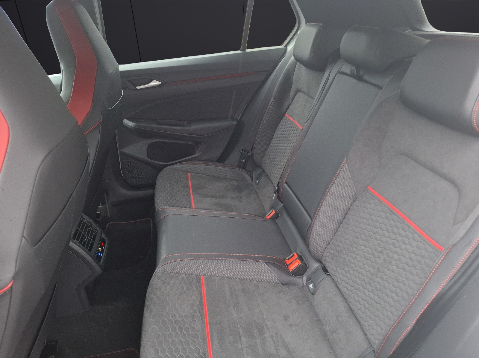 Fahrzeugabbildung Volkswagen Golf VIII GTI Clubsport DSG Matrix Navi ACC AID RFK SH HeadUp 19