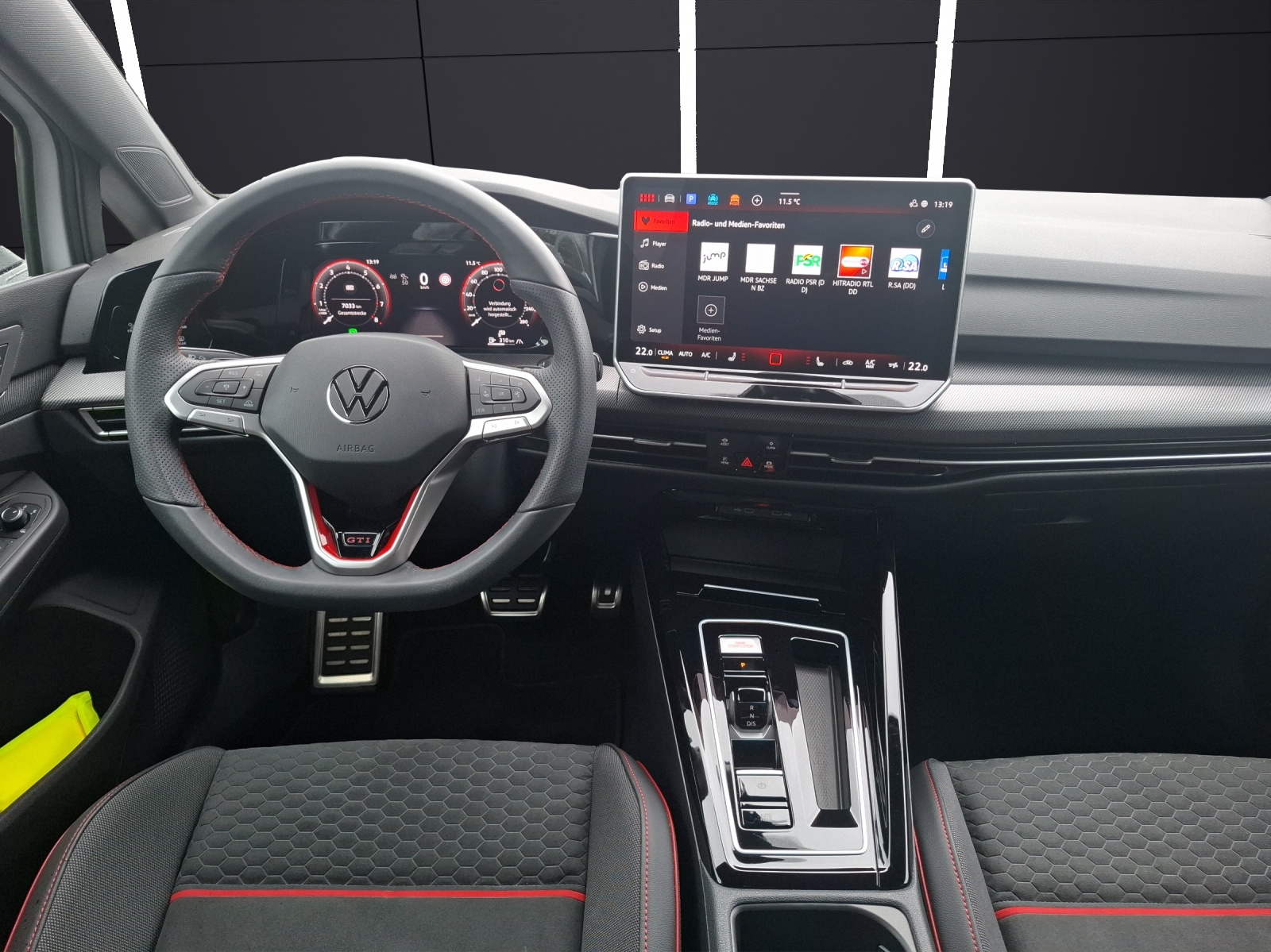 Fahrzeugabbildung Volkswagen Golf VIII GTI Clubsport DSG Matrix Navi ACC AID RFK SH HeadUp 19