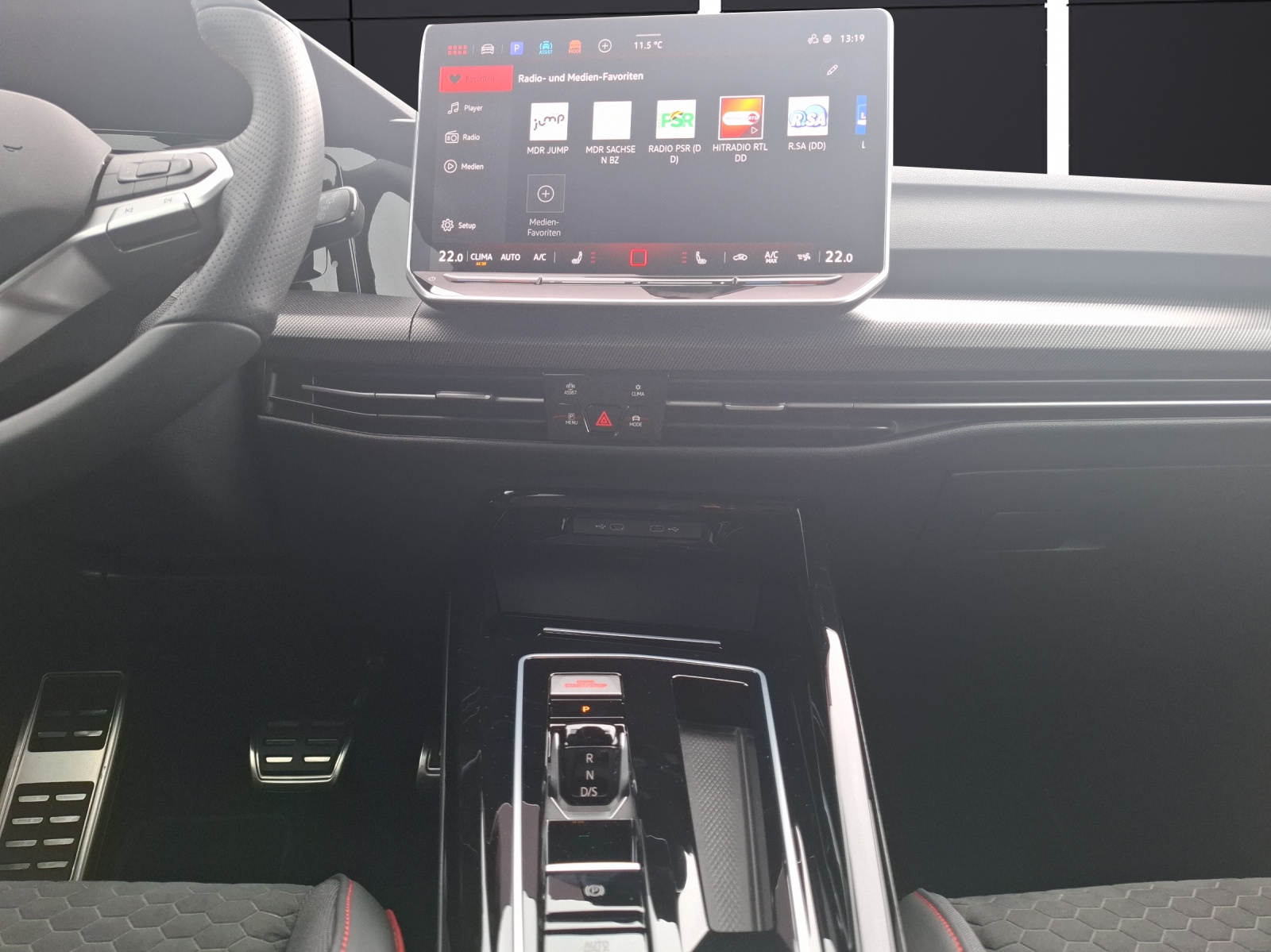 Fahrzeugabbildung Volkswagen Golf VIII GTI Clubsport DSG Matrix Navi ACC AID RFK SH HeadUp 19