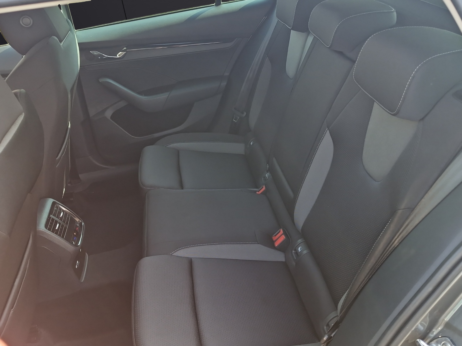 Fahrzeugabbildung SKODA Octavia Combi Ambition 2.0 TDI LED Navi AHZ SH ACC VC