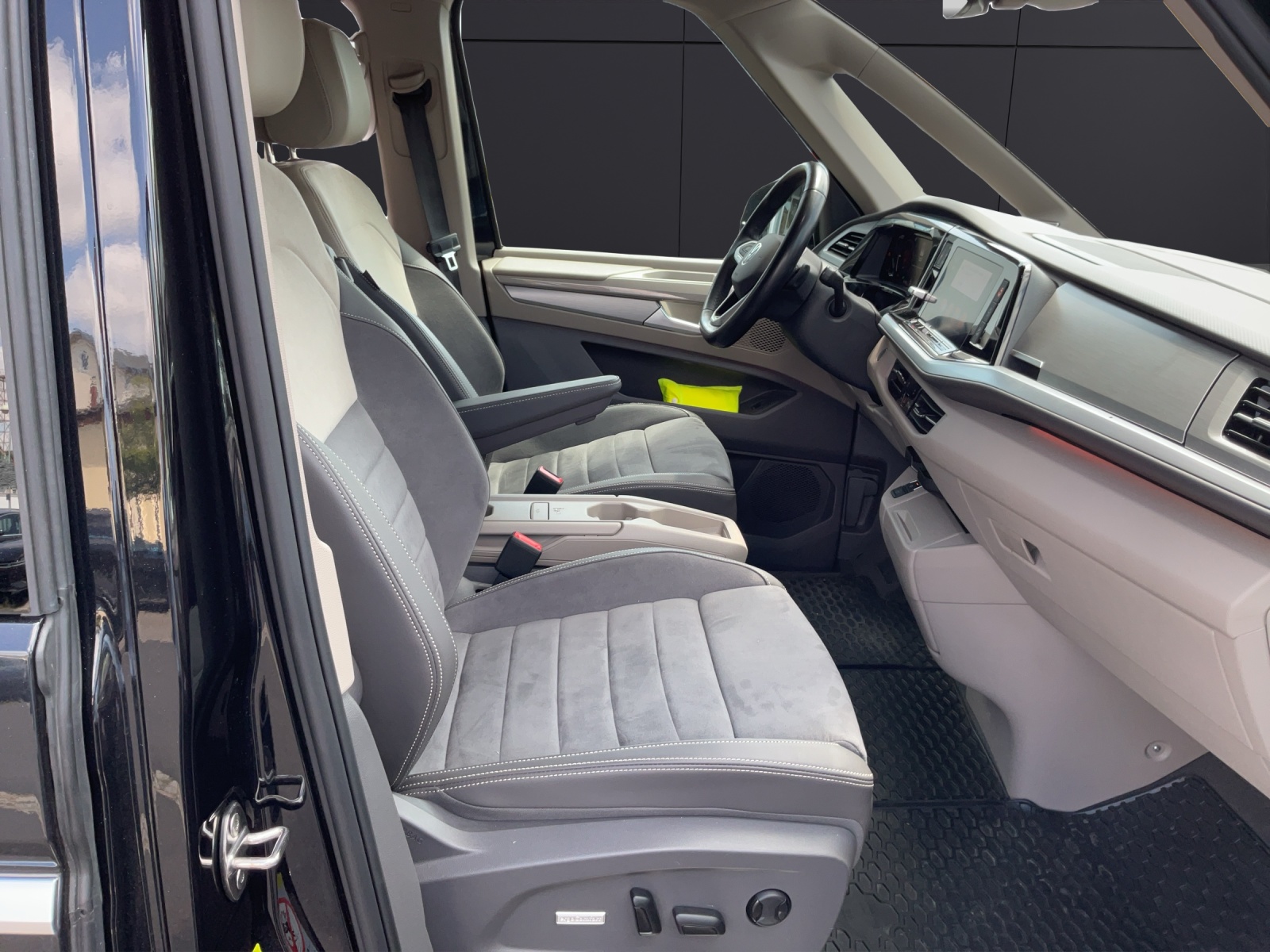 Fahrzeugabbildung Volkswagen T7 Multivan 2.0 TDI Style AHK Matrix Standh.